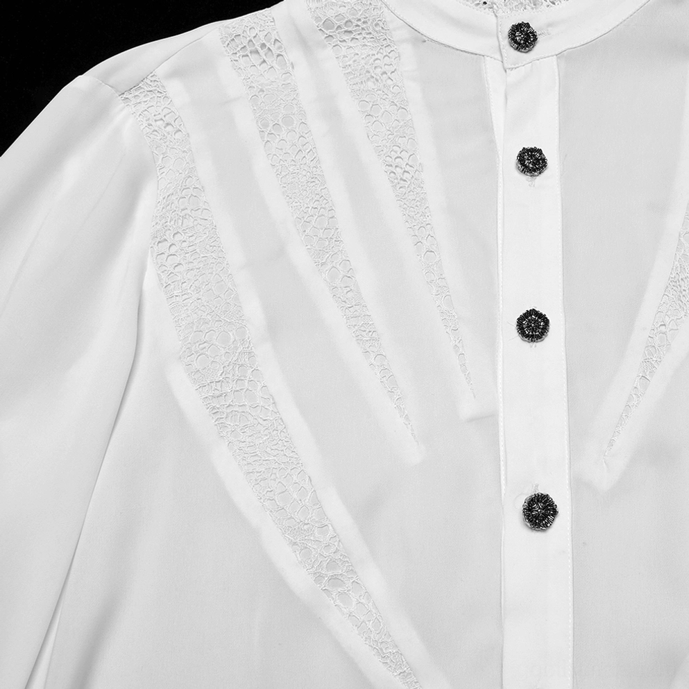 Nahaufnahme der Chevron-Lace-Paneel-Segmente und seidenartig weißen Chiffon-Fabric mit schwarzen Knopf-Akzenten auf dem Gothic-Chiffonhemd, demonstriert geometrische Design-Präzision