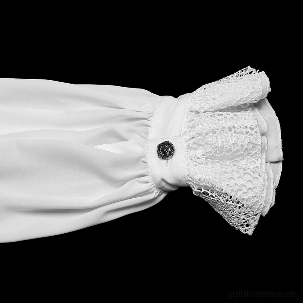 Nahaufnahme der gerüschten Spitzenbündchen-Verzierung mit schwarzem dekorativem Knopf auf dem weißen Gothic-Chiffonhemd, zeigt delicate Spitzenkonstruktion und Manschetten-Details