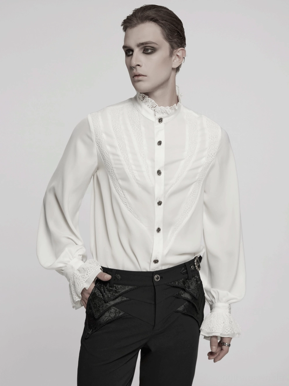 Produkt-Fotografie des weißen Gothic-Chiffonhemds mit Betonung auf architektonische Spitzen-Paneele und theatralisches Styling für Goth-Mode und alternative Subkultur-Aesthetik