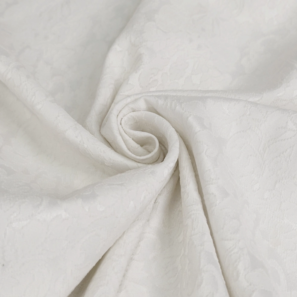 Weiße gotische formale Herrenhemd mit Vintage-Metallknöpfen und aufwändigen Spitzendetails auf Manschetten und Jabot, Nah-Detail