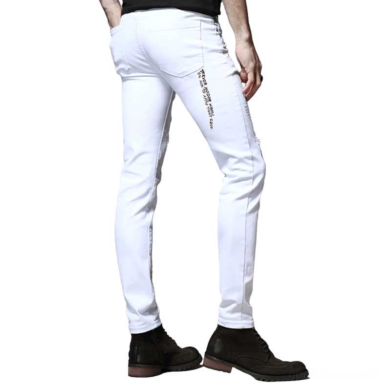 Weiße Gothic-Graffiti-Slim-Jeans Hinteransicht auf männlichem Model, zeigt vertikale seitliche Buchstaben-Drucke und pure weiße Slim-Fit-Silhouette mit alternativer Gothic-Ästhetik