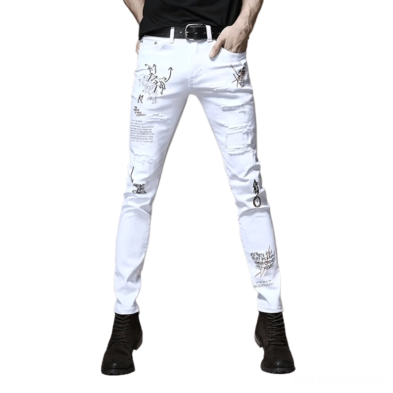 Weiße Gothic-Graffiti-Slim-Jeans mit schwarzen und roten Buchstaben-Drucken und zerstörten Details, getragen von männlichem Model in Vorderansicht, moderne Alternative Ästhetik