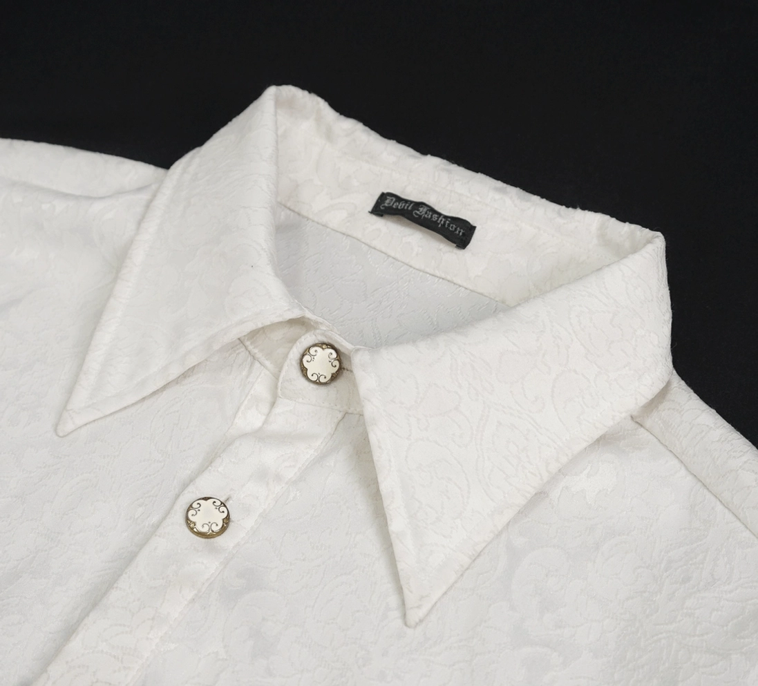 Nahaufnahme Detail weiße gotische Herrenhemd spitzer Kragen, Vintage-Metalldekorationsknöpfe und Jacquard-Stoffstruktur mit Markenlogo