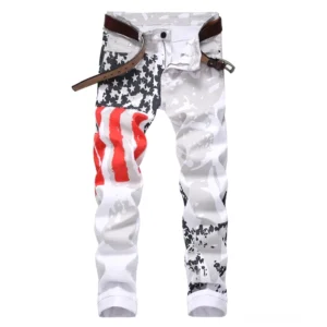 Weiße Denim-Jeans mit amerikanischer Flagge Print Vorderansicht Slim Fit Pencil Cut Mid-Rise Taille Metallknopf Verschluss Gothic Herren Jeans