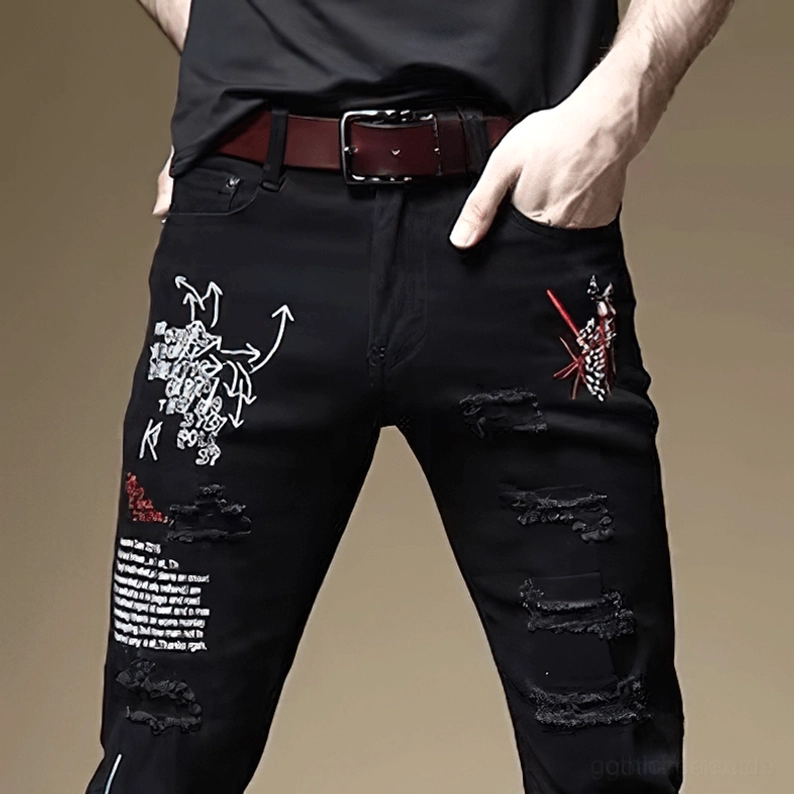 Weiße Gothic-Slim-Jeans Vorderansicht auf männlichem Model, zeigt Buchstaben-Drucke und zerstörte Designdetails mit vollständiger Abdeckung von Gothic-Graffiti in schwarzen und roten Akzenten
