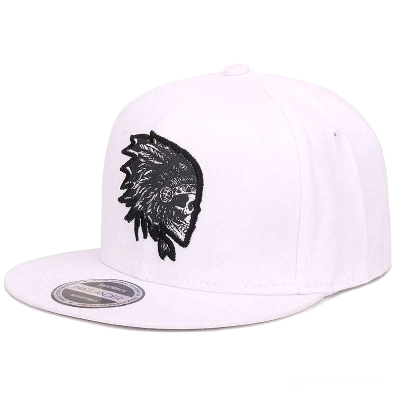 Weiße Flat Brim Snapback Cap mit schwarzer bestickter Gothic Totenkopf Design, Vorderansicht zeigt das ikonische Schädel-Motiv und die hochwertige Baumwoll-Konstruktion