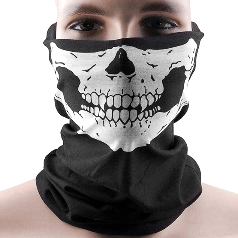Klassischer weißer Totenkopf-Druck auf schwarzem Gothic-Neck-Gaiter Balaclava, Frontalansicht mit vollständigem Schädel-Design und elastischem Polyester-Stretch-Gewebe