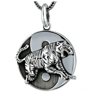 Weiße Tiger Tai Chi vier himmlische Bestien Sterling Silber Gothic Anhänger hochrelief geprägt Flat Lay Studio Ansicht