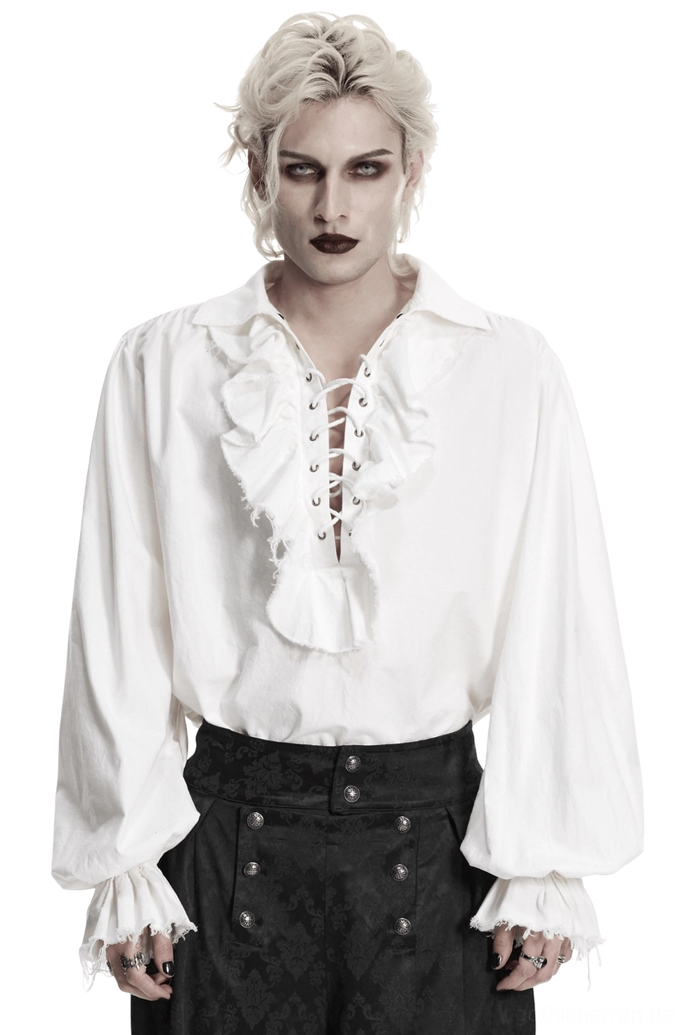 Vorderansicht des weißen Gothic Poet Hemds mit dramatischen Puffärmeln und schnürgebundener Rüschenblende am Ausschnitt auf androgyn wirkendem männlichem Model