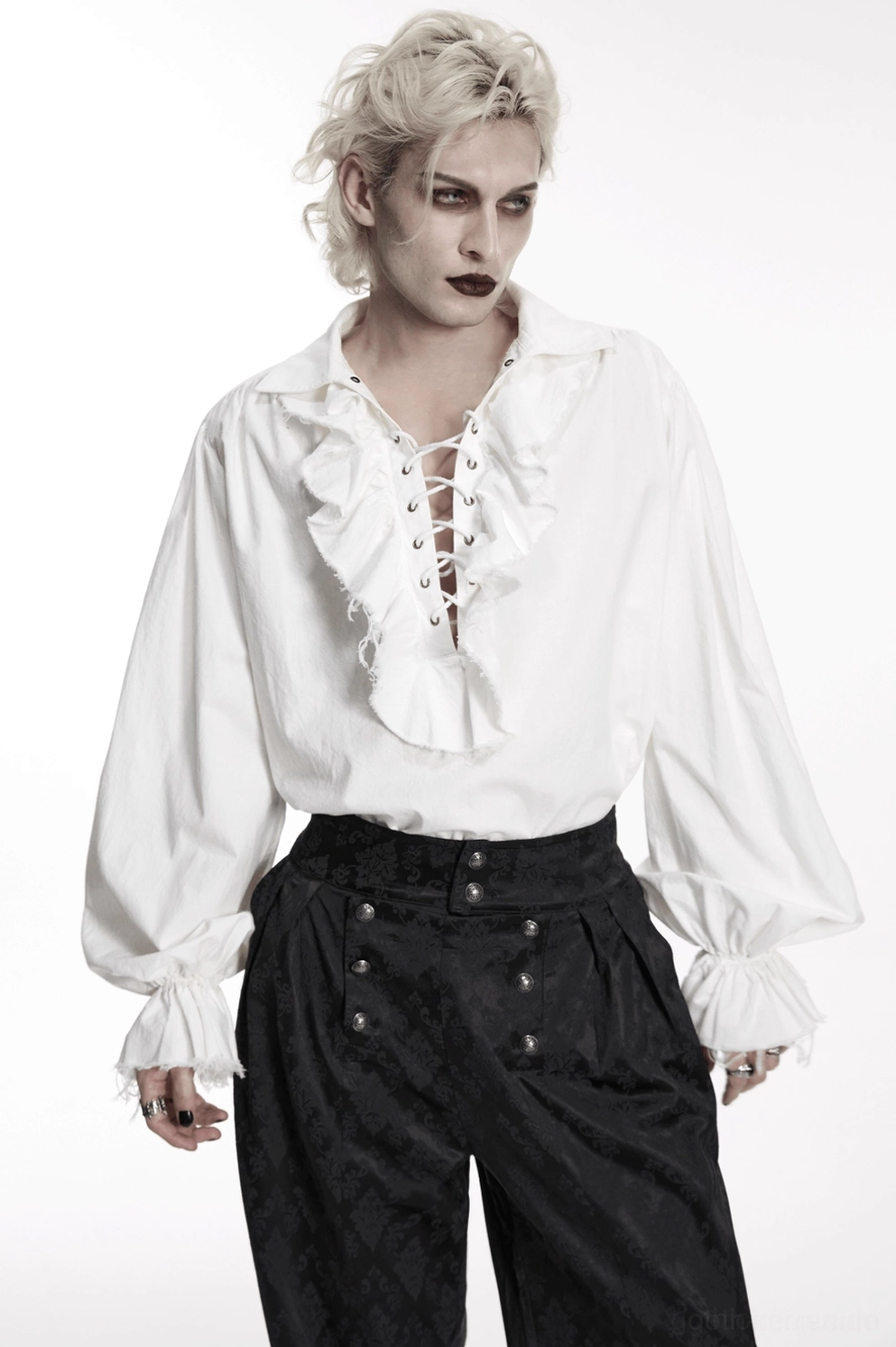 Styling-Inspirationsfoto des weißen Gothic Poet Hemds für Festival- und alternative Goth-Subkultur-Mode mit Accessoires