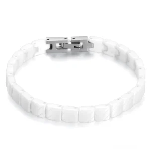 Weißes Keramik-Gliederarmband mit glatter polierter Oberfläche und silbernem Toggle-Verschluss, elegante Studioaufnahme von oben