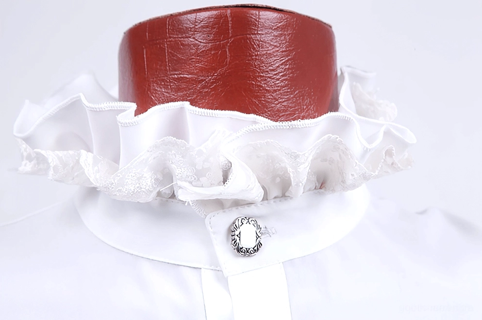 Seitennahaufnahme des weißen Rüschenhemds – Kragendetail mit Spitzeneinfassung und antiken Vintage-Metallknöpfen an der Seite