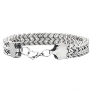 Weizenkettenarmband Seitenansicht mit Hummerklaue-Verschluss, zeigt raffinierte Kettentextur und sichere Klauenmechanik des Gothic-Schmucks