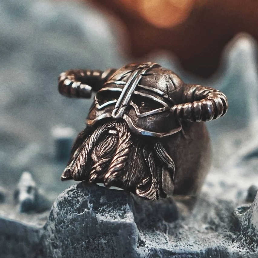 Wikinger Hornerring Tiefansicht – bronze-getöntes Vintage Metall mit aufwendig geschnitztem Helm und Bartdetail