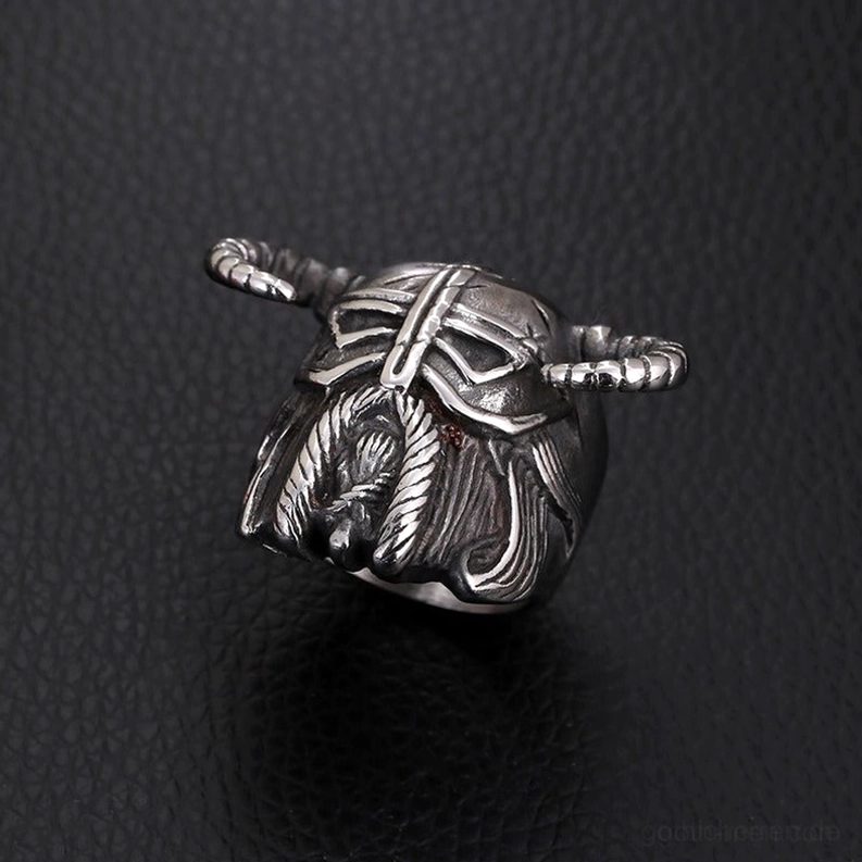 Wikinger Kriegerhelm Gothischer Ring – hochwertige Edelstahl Herstellung mit Doppelhörnern und nordisch inspirierter Schnitzerei