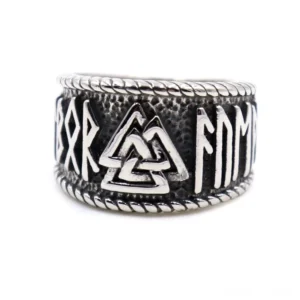 Wikinger Valknut Amulettring Frontalansicht mit gravierten Runen und gealterte Edelstahl-Textur - gotischer Ringschmuck