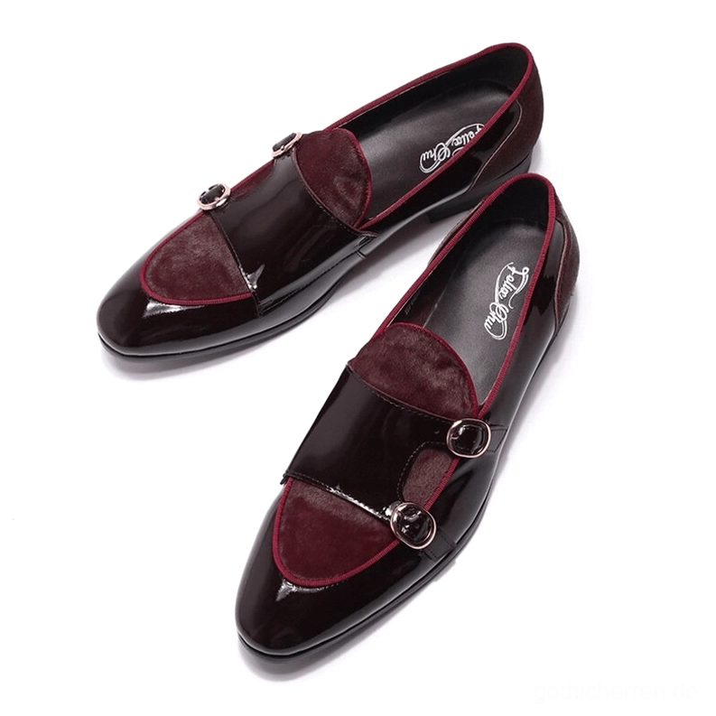 Weinrote Gothic Loafer Seitenprofil – zeigt hybride Lackleder-und-Wildleder-Material-Zusammensetzung mit Designkontrast