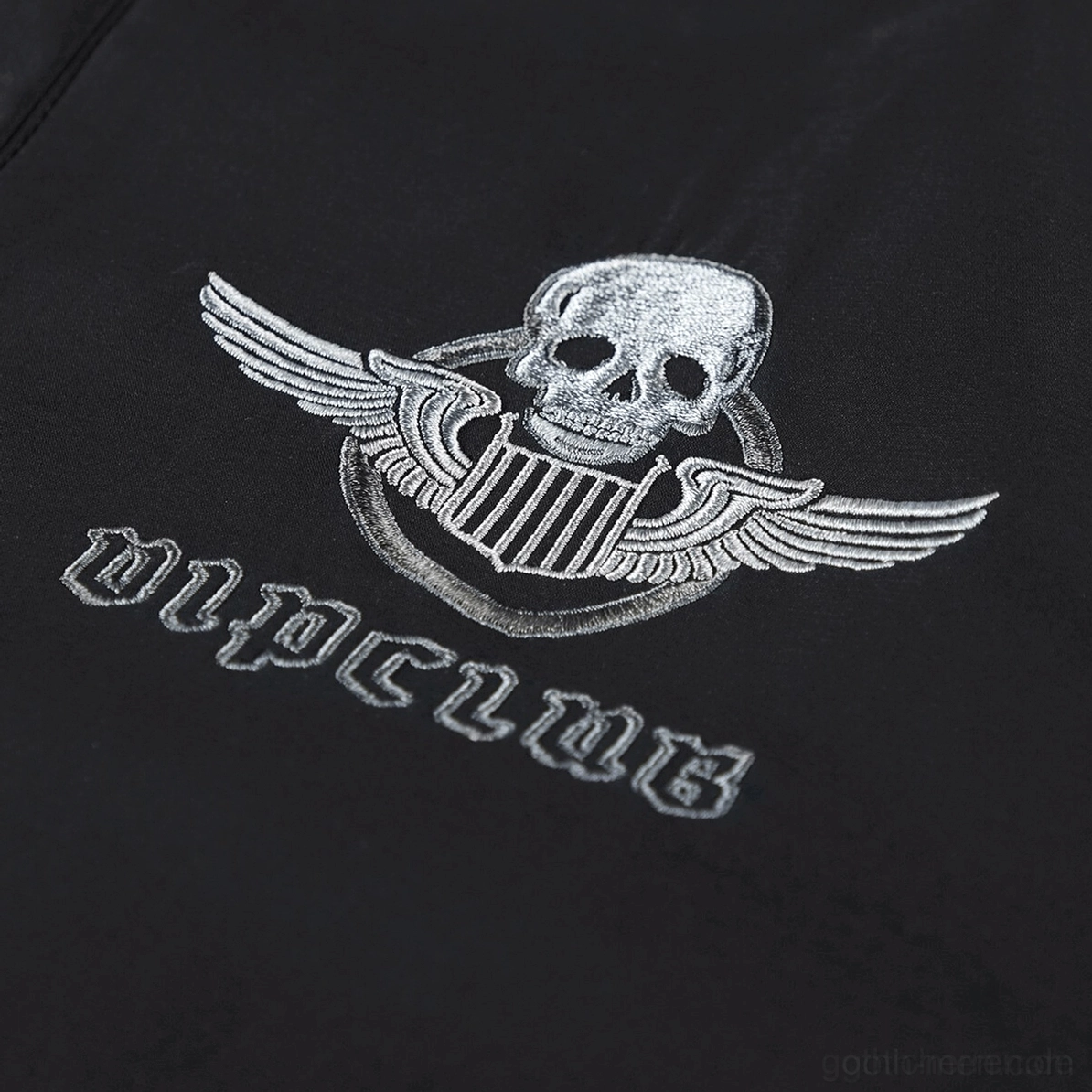 Geflügelter Totenkopf Brust Stickerei Detail auf gotischer Tactical Bomber Jacke - VIPclub Text Print aufwendige Stickarbeiten und Stickmuster