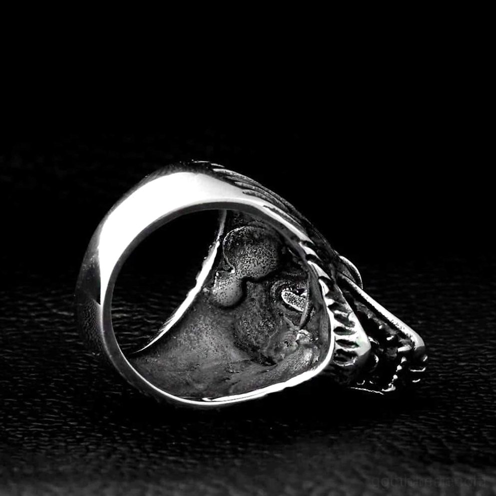 Gotischer Wolfring innere glatte Band-Design-Ansicht mit komfortablem tragbaren Fit-Profil, zeigt die Kontrastierung zwischen glattem Innenleben und strukturiertem äußerem Wolfkopf
