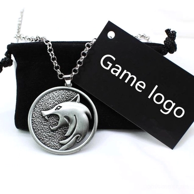Rundes graviertes Wolf-Emblem-Anhänger-Halskette mit gotischem Design, verpackt mit Schutzanhänger und Aufbewahrungsbeutel