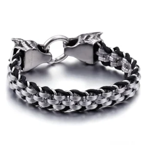 Edelstahl Wolfskopf Armband mit detailliertem Schließmechanismus und Metall-Leder-Konstruktion, Dreiviertelvorderansicht