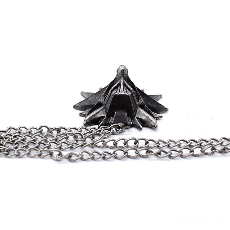 Wolfskopf-Anhänger mit antiquierter Silberfinish und massiver Gliederkette, Seitenansicht zeigt dimensionalen skulpturalen Charakter