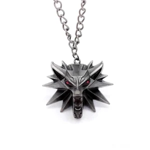 Wolfskopf-Anhänger mit leuchtend roten Augen und massiver Gliederkette, Frontansicht der gotischen Ästhetik und mystischen Wolfdesign