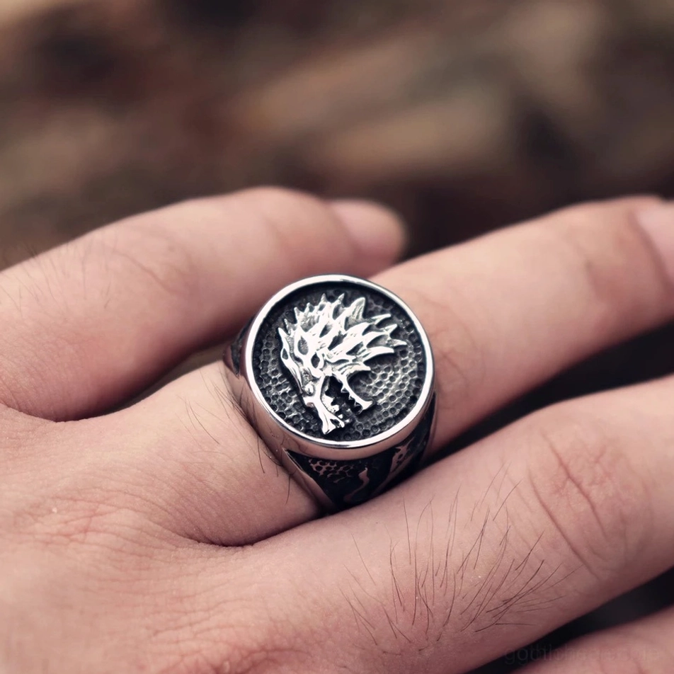 Wolf Ring Finger dunkelfinish tragend männliche Hand Nahaufnahme gothischer Stil Lifestyle