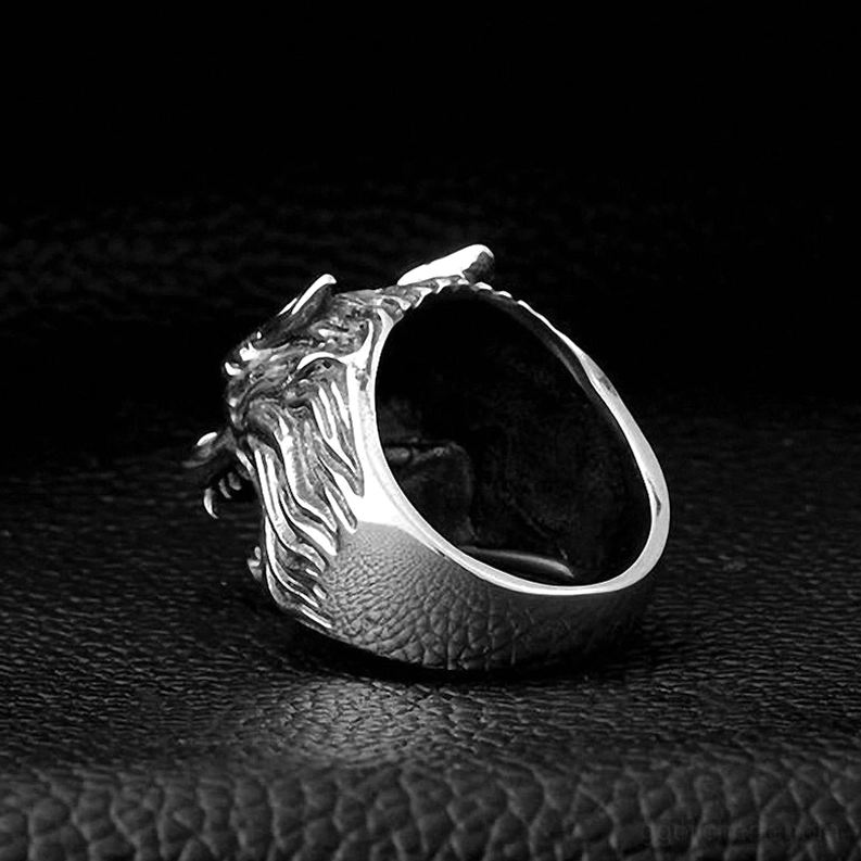 Polierter silberfarbener Wolfkopf-Ring Rückansicht zeigt äußere Struktur mit geschnitzter Mähnen-Detailtextur und strukturiertem Wolfdesign auf Leder