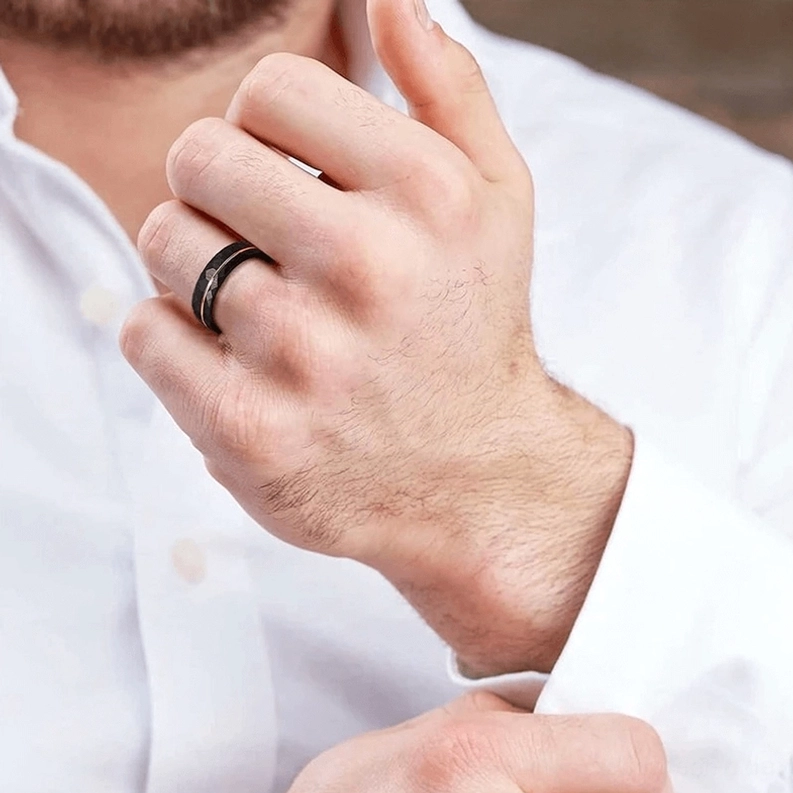 Schwarzer Wolfram Rhombusfacetten Gothic Ring mit deutlichem Facettenmuster und Rosé-Gold Streifen, detaillierte Nahaufnahme zeigt geometrisches Design und industrielle Handwerkskunst