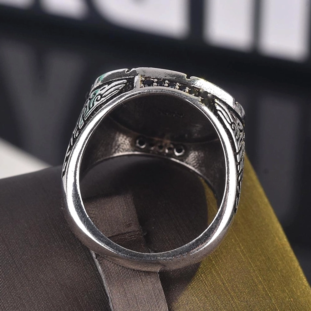 Innenseite des gotischen Wolfs-Rings mit hochglanzpolierter Metalloberfläche und inneren Stammesmotiv-Gravuren, Unteransicht zeigt innere Ringstruktur