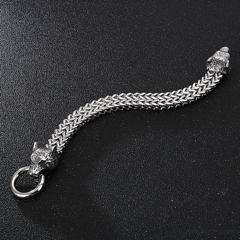 Vollständige Kettenlänge Gothic Wolfskopf Armband mit gewölbtem Wheat-Chain-Design, Seitenflachaufnahme auf dunkelstrukturiertem Hintergrund, ausgestreckte Anzeige