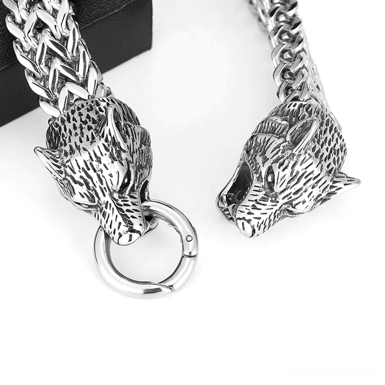 Makro-Nahaufnahme der exquisiten Wolfskopf-Schnitzerei auf Edelstahl Gothic Armband, sichtbare Kettenverbindungen und Federverschluss-Details, antike Silberoberfläche
