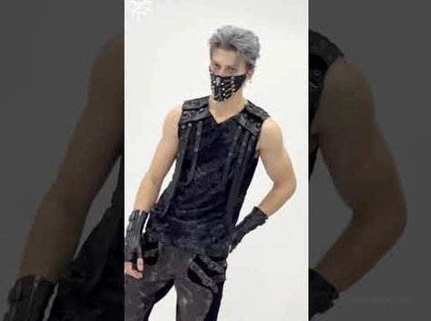 Zerrissenes schwarzes Gothic Muskelshirt stilisiert mit Punk-Accessoires und Goth-Ästhetik auf männlichem Model Seitenansicht
