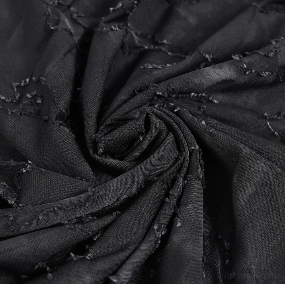 Zerrissenes schwarzes Punk Muskelshirt betont industrielles Ösen-Träger-Design und zerstörte Textile Struktur