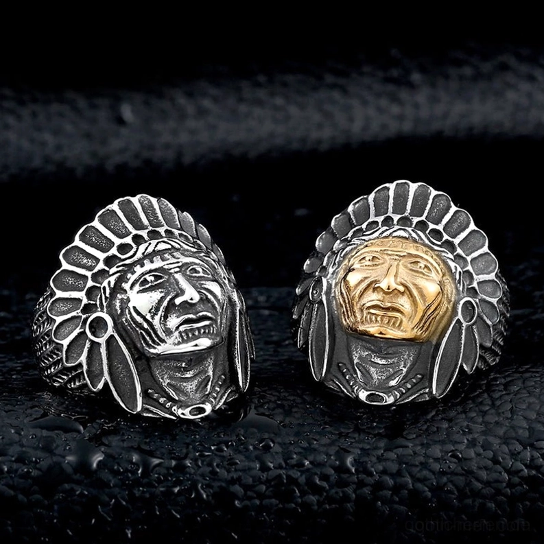 Zwei gotische Totenkopf-Häuptling-Ringe mit silber- und zwei-ton-finishes, flache frontansicht zum direkten vergleich der finishes und tribal-designs