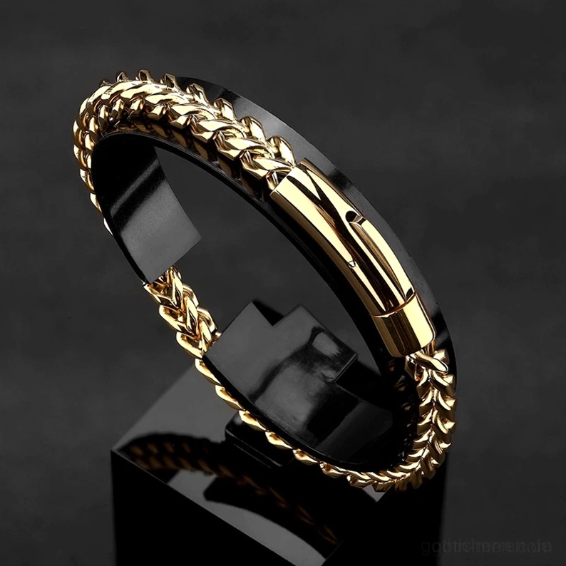 Zweifarbiges Gold und Schwarz Edelstahl Gothic Armband – Dreiviertel-Ansicht mit gemischter Kettenstruktur und Dual-Tone Design