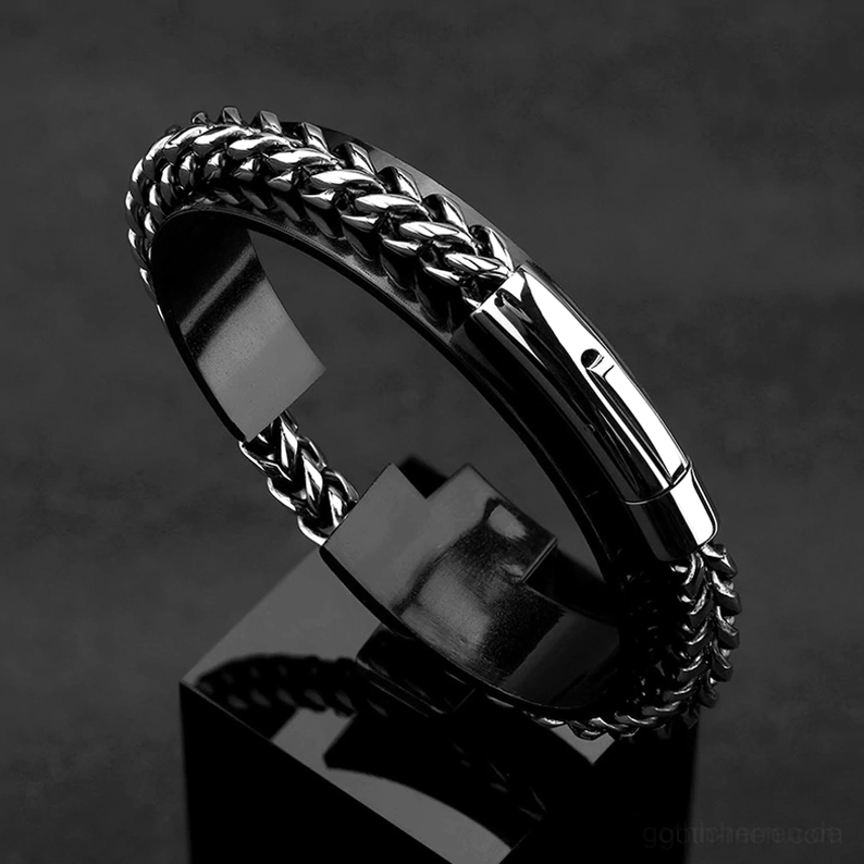 Zweifarbiges Silber und Schwarz Edelstahl Gothic Armband – Studio-Seitenansicht mit Push-Button-Verschluss und verflochtener Struktur