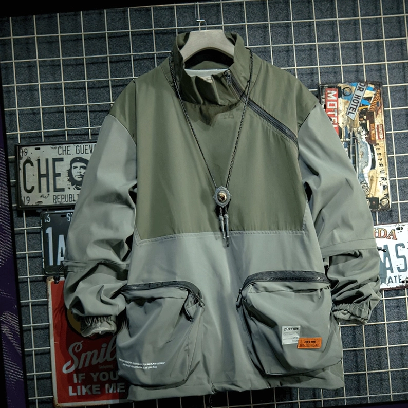 Zweitone Grün Gothic Patchwork Jacke auf Holzbügel mit Diagonal-Reißverschluss und vorderen Cargo-Taschen – Hänger-Präsentation alternative Mode
